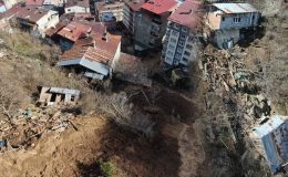 Artvin’de sel felaketi! ‘Binadakileri taş atarak uyandırdık’