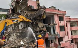 Büyükçekmece’de riskli olan 4 bloklu sitenin yıkımına başlandı