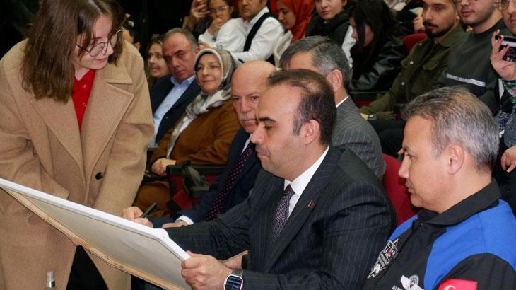 Alper Gezeravcı Erzurum’da gençlerin ilgisiyle karşılaştı