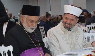 Mardin’de farklı dinlerin temsilcileri iftar sofrasında buluştu! ‘ Bu iftar kardeşliğimizin iftihar tablosudur’