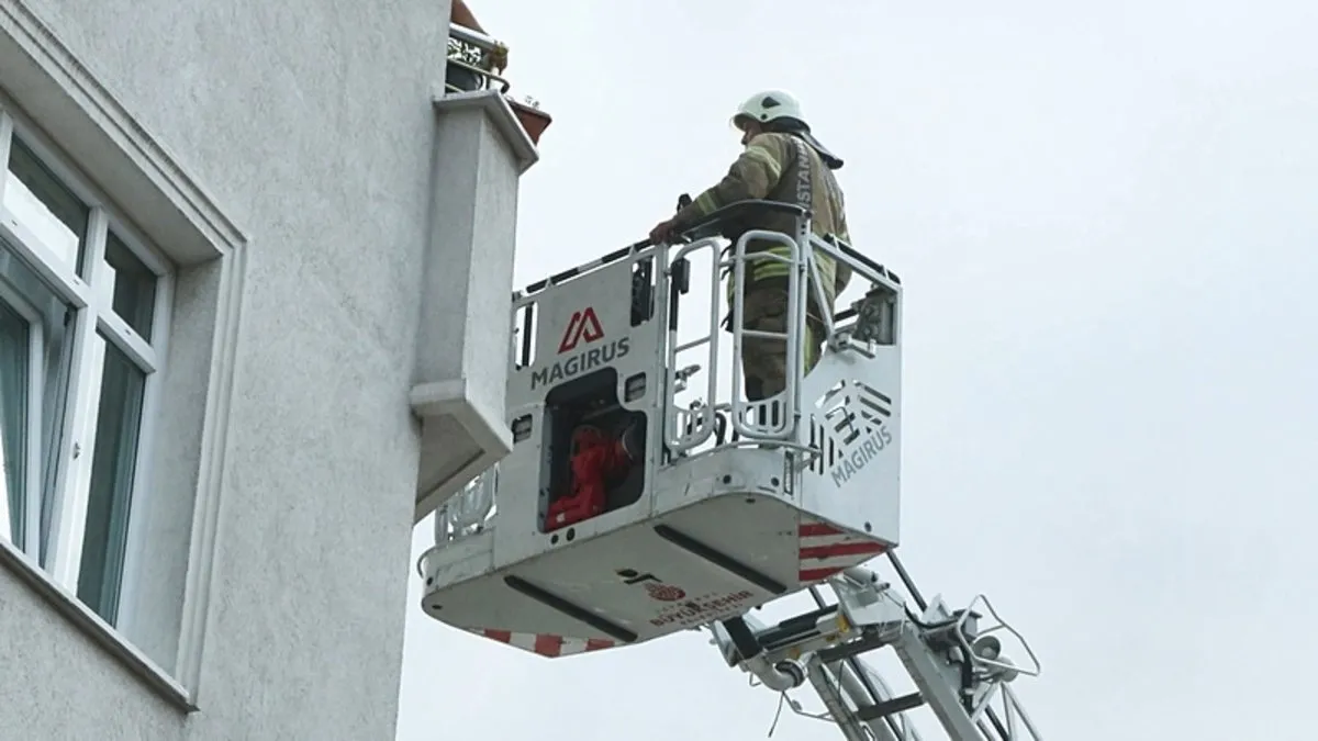 Esenyurt’ta 4 katlı binada yangın: Mahsur kalan 4 kişi kurtarıldı