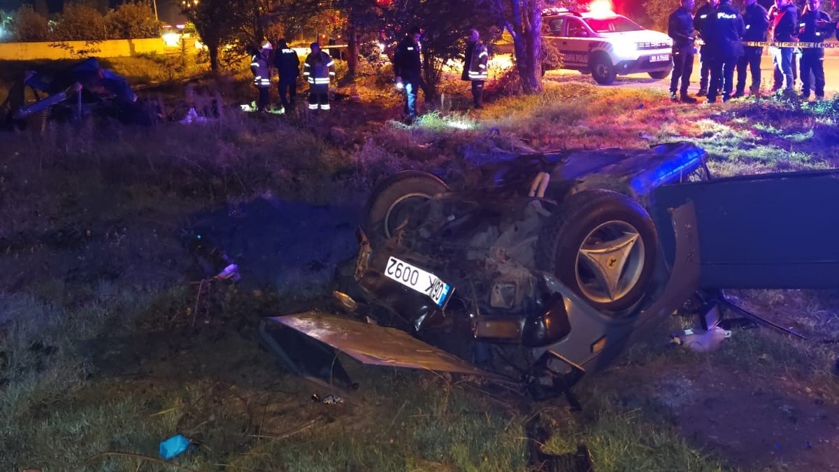 Tokat’ta Tofaş ağaca çarptı ikiye bölündü: 2 ölü 1 yaralı