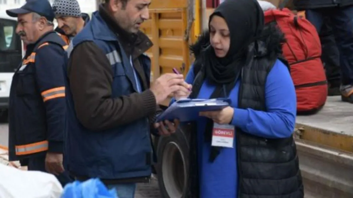 Başkan Vekili Aksoy ve Kaymakam Çobanoğlu, sokağa atılan aileye sahip çıktı