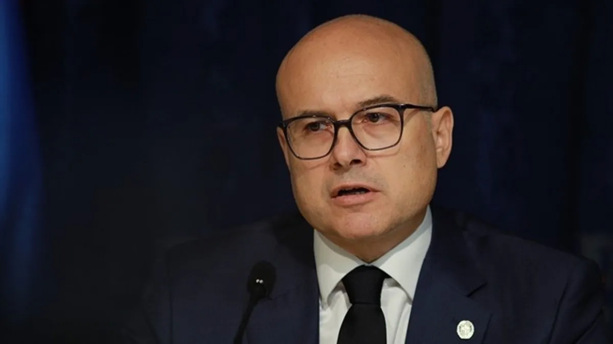 Sırbistan’da binlerce kişi sokağa dökülmüştü: O kişi istifasını verdi