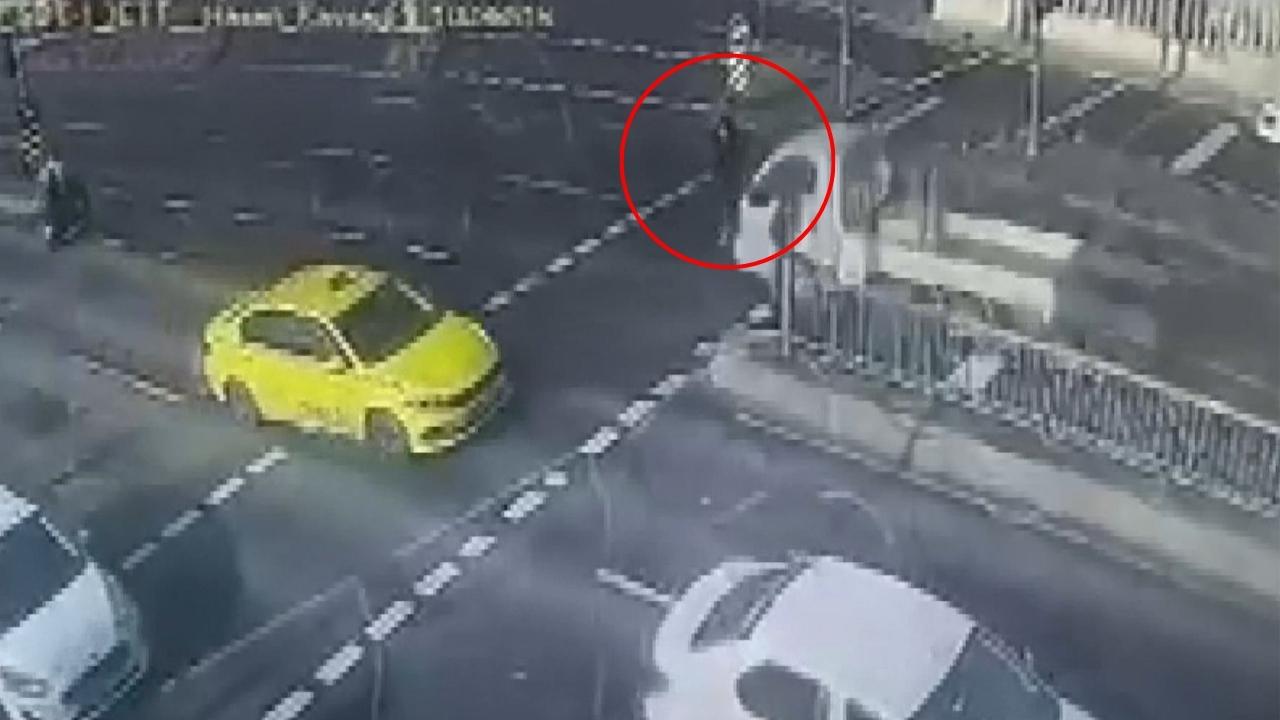 Kırmızı ışıkta geçen araç üniversite öğrencisini hayattan kopardı