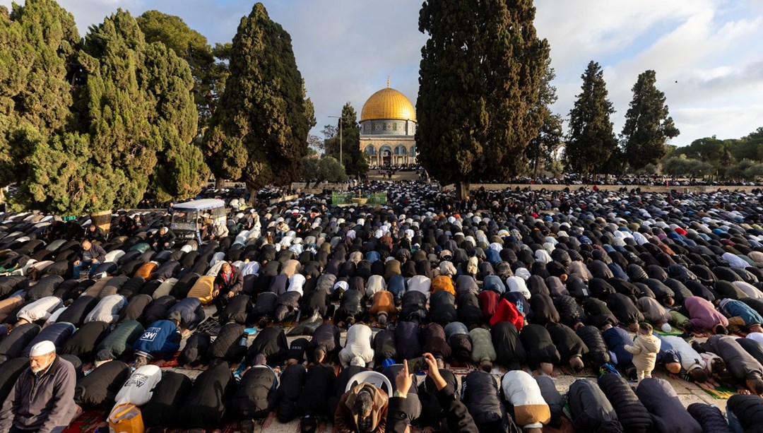 İşgal altında bayram: Mescid-i Aksa’daki namaza 120 bin Filistinli katıldı