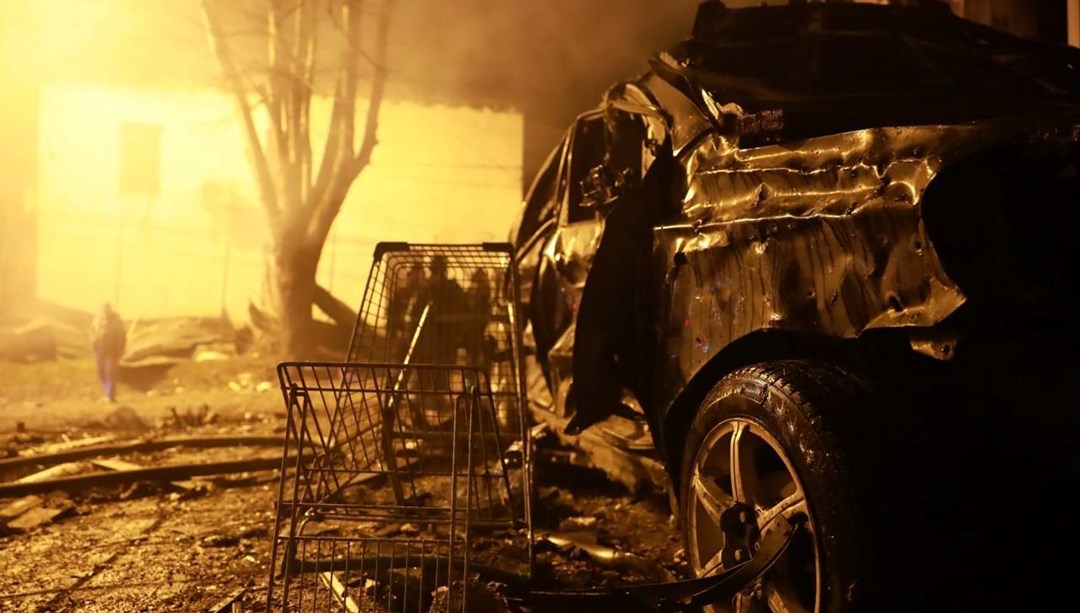 Rusya Dnipro’yu vurdu: 4 kişi öldü, evler alev aldı